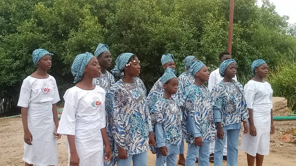 La chorale en tenue traditionnelle