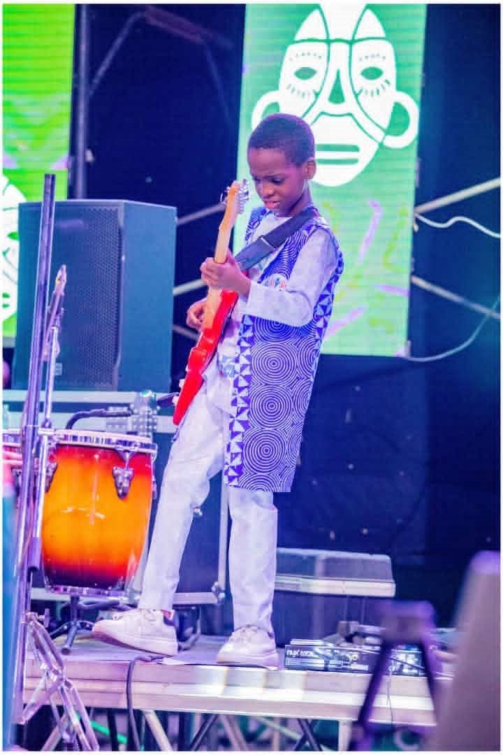 Jeune guitariste du Jaya Kids Orchestra sur scène