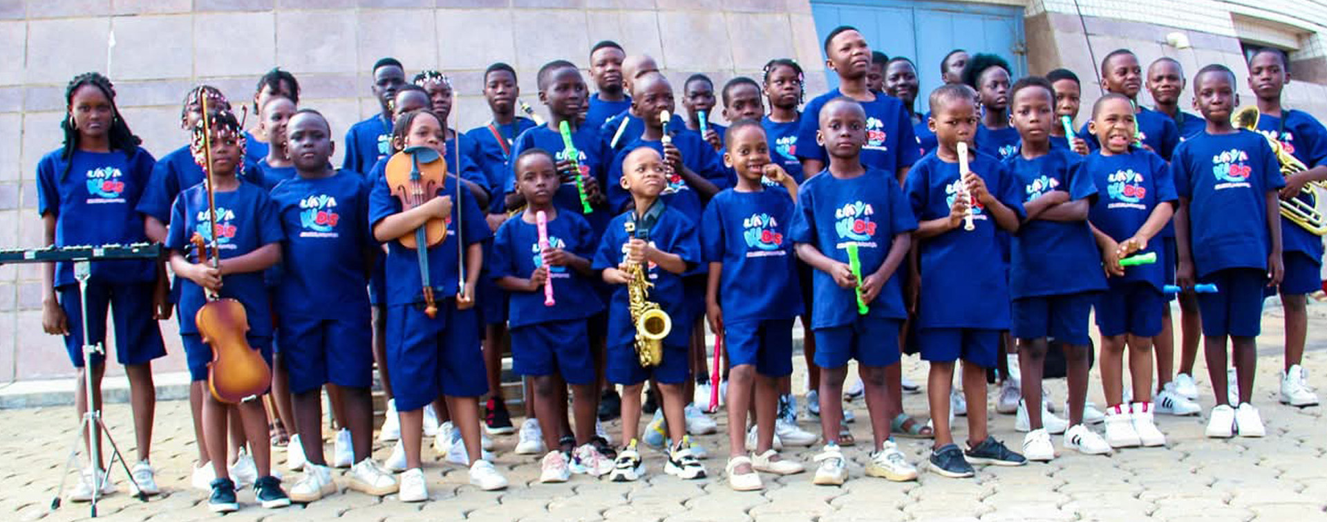 Le Jaya Kids Orchestra réuni avec ses instruments