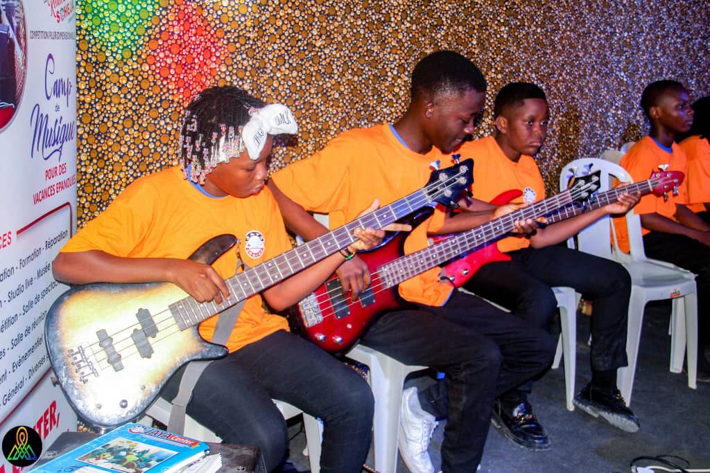 Classe de guitare basse au Camp de musique