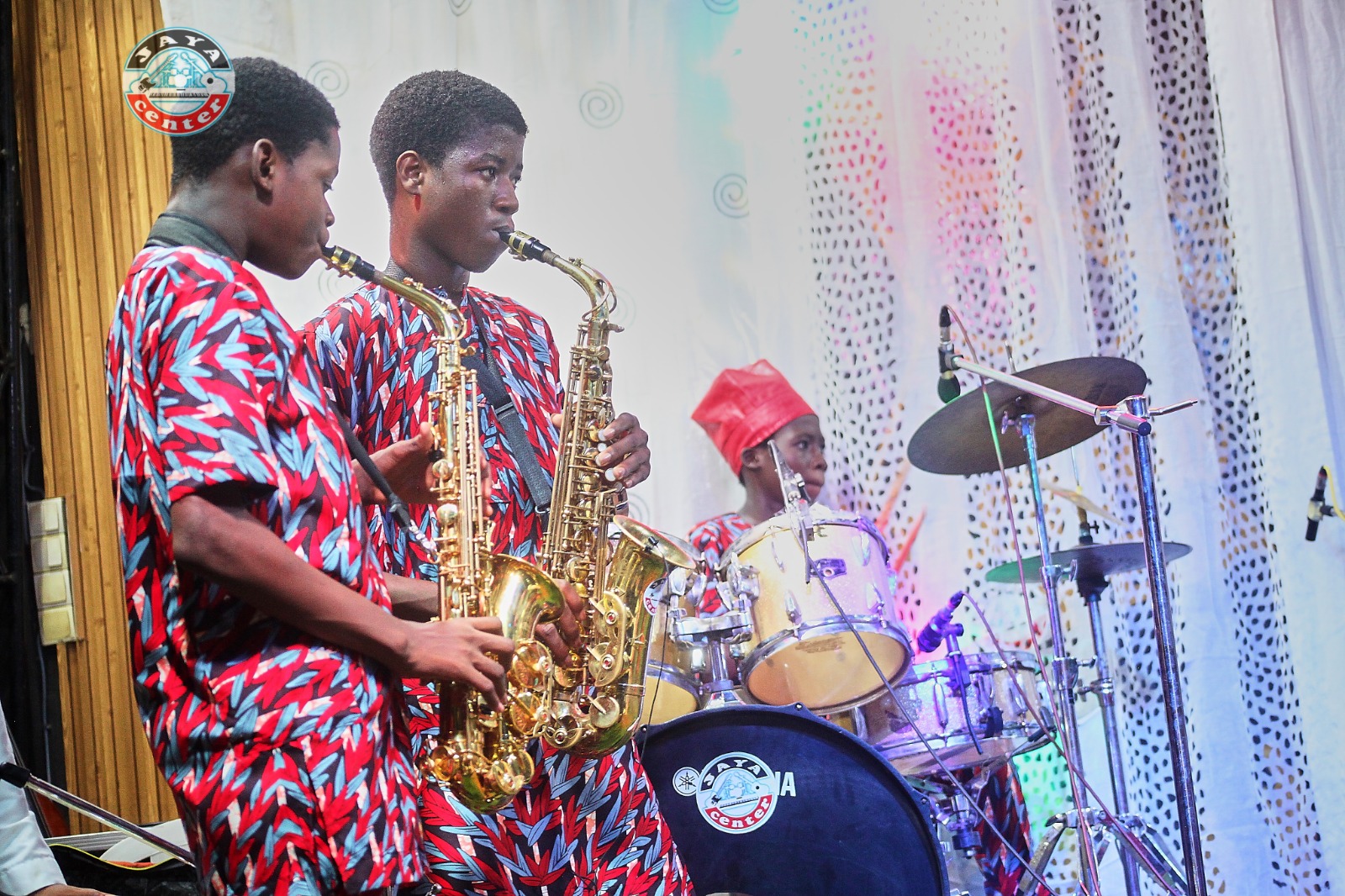 Saxophones et batterie en concert