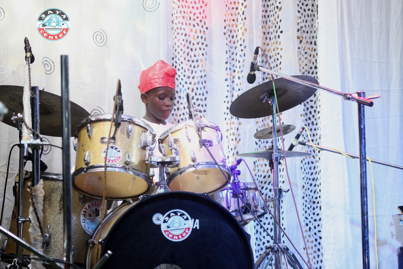 Jeune batteur en concert