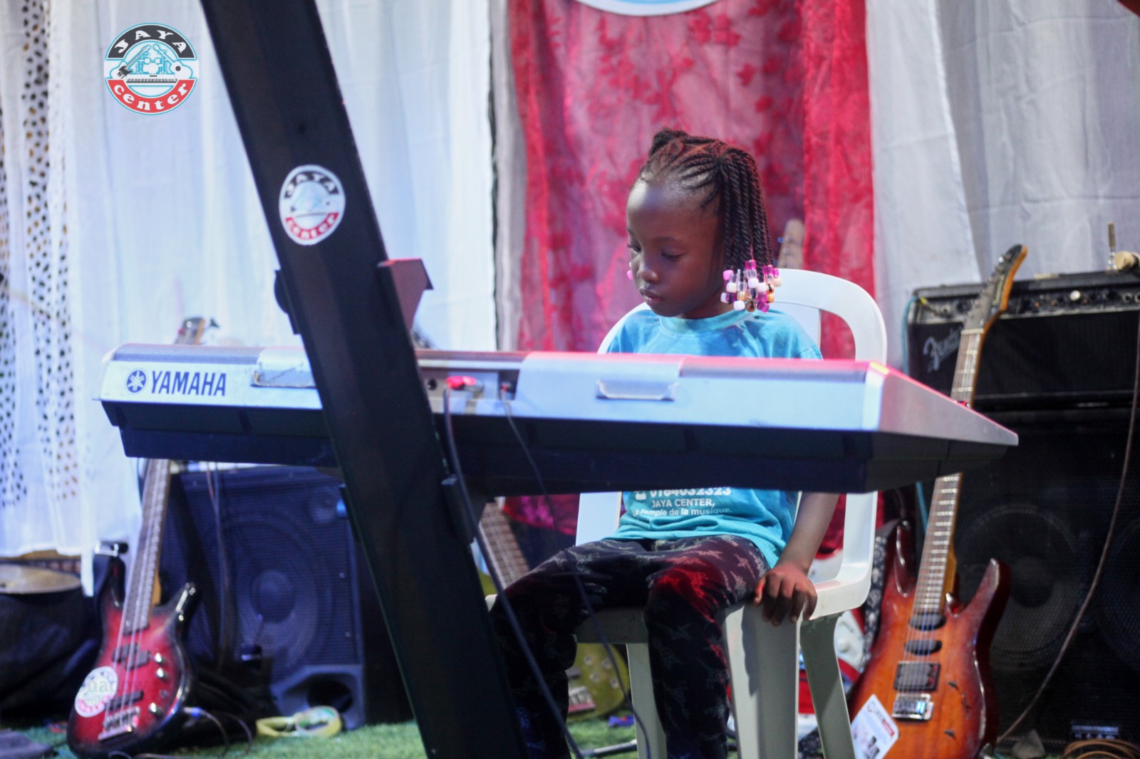 Jeune pianiste au concert de Noël