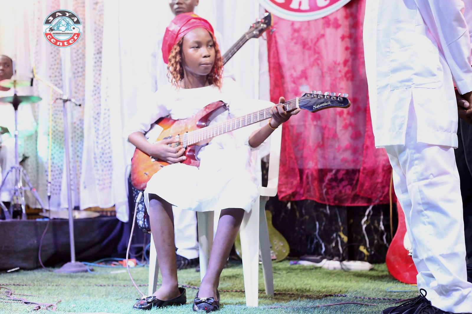 Guitariste en herbe sur scène