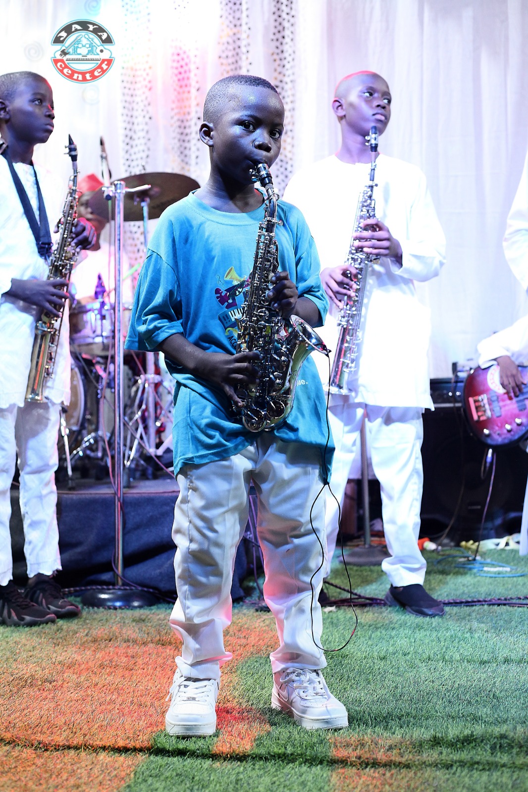 Le plus jeune saxophoniste du Jaya Kids Orchestra