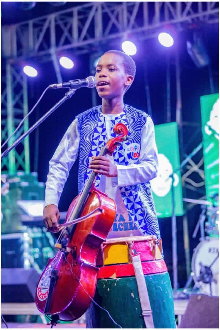 Violoncelle et chant — Jaya Kids Orchestra