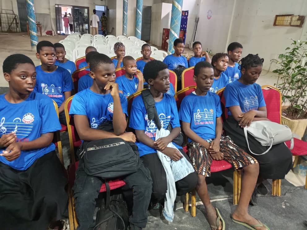 Les apprenants du Jaya Kids Orchestra