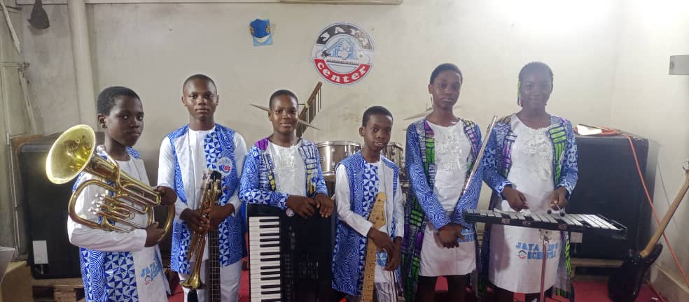 Jaya Kids Orchestra : cuivres, claviers et xylophone