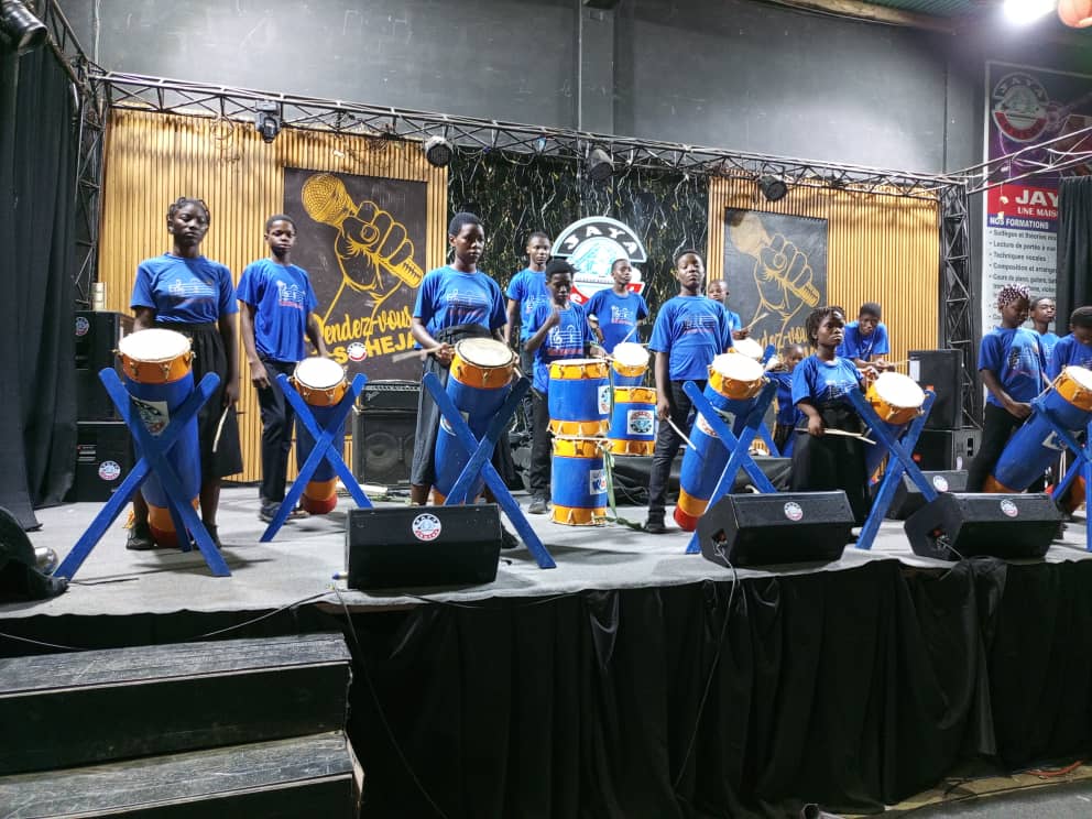 Ensemble de percussions sur la scène