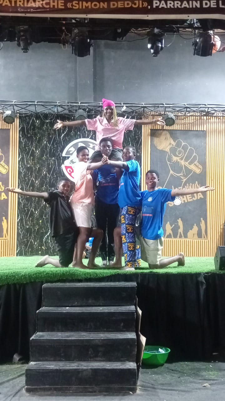 Figure acrobatique de la troupe