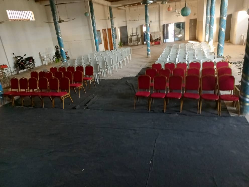 Fauteuils d'honneur devant la scène